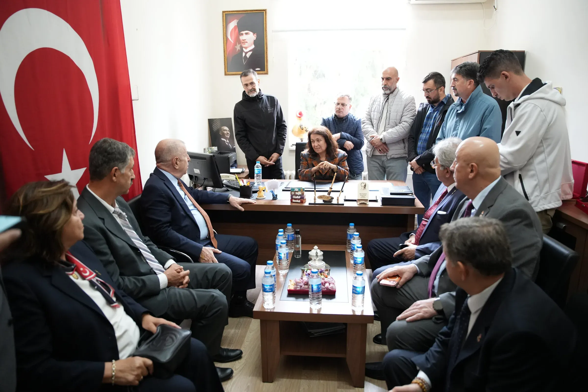 Ümit Özdağ Şehit Aileleri ve Malul Gaziler Yardımlaşma Derneği’ni ziyaret etti
